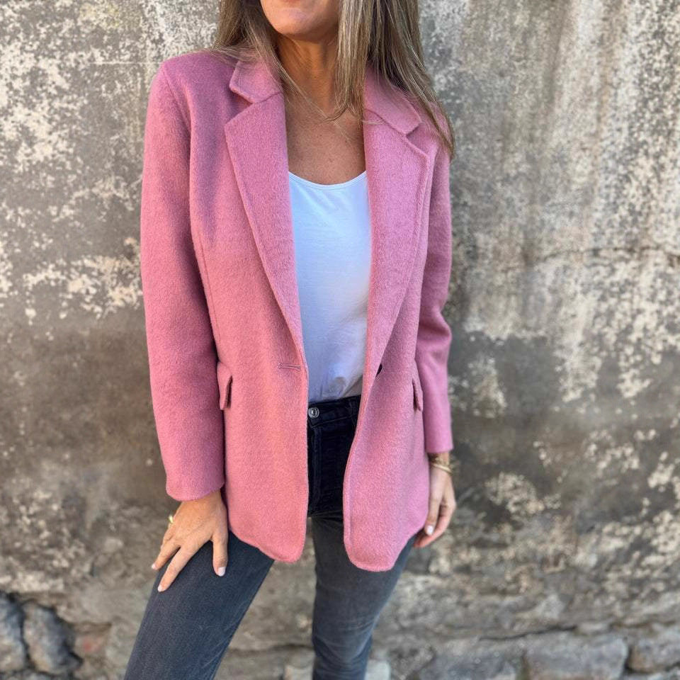 Ladies tailored short coat-blazer made of bouclé with lapel collar, patch pockets, and one-button closure Mune Fashion