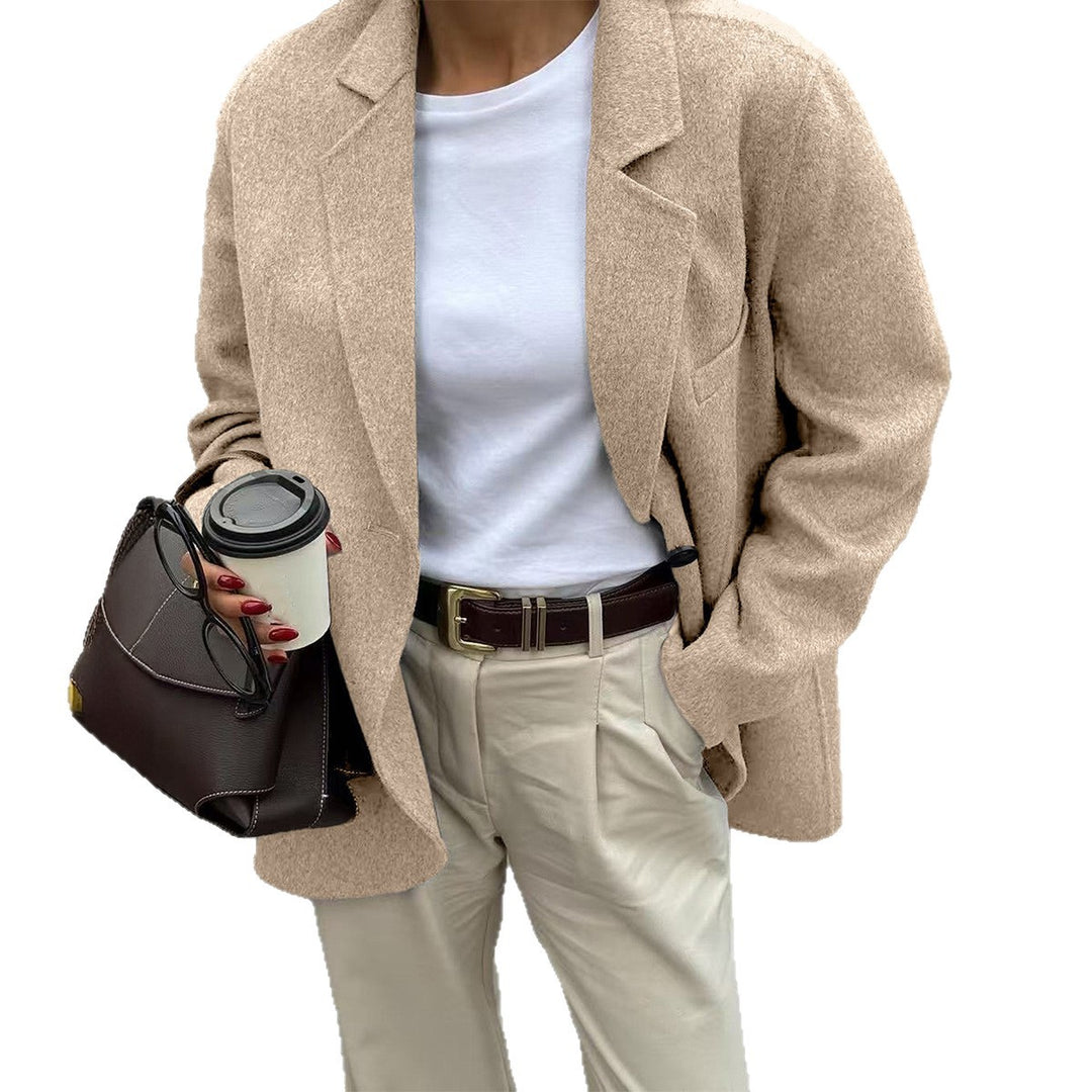 Women's casual wool coat in boyfriend cut with deep lapels and patch pockets Mune Fashion