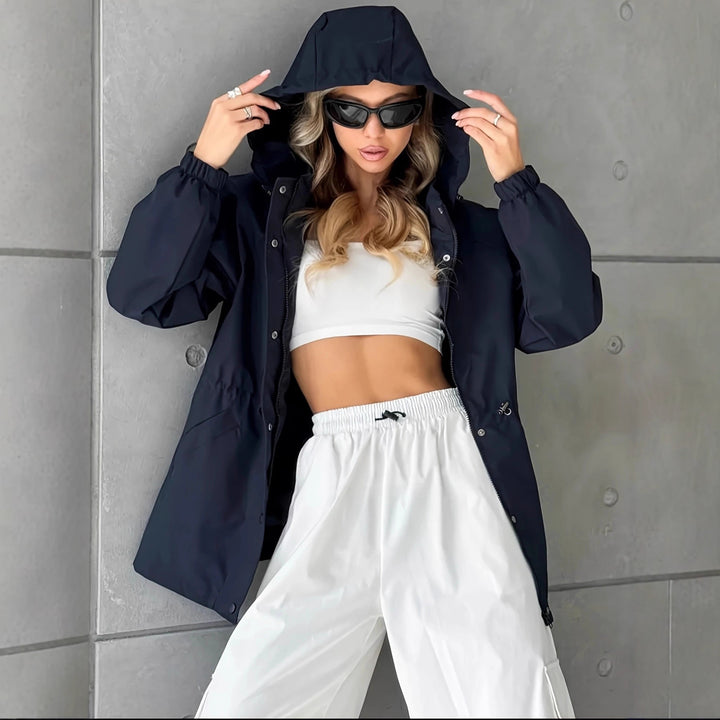 Women's lightweight and functional outdoor jacket