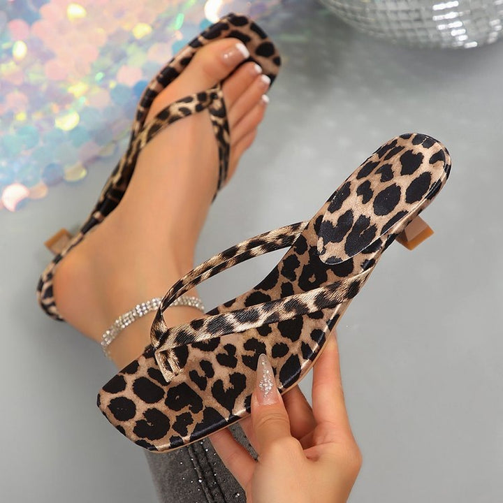 Women's leopard print thong sandals with short block heel and square toe Mune Fashion