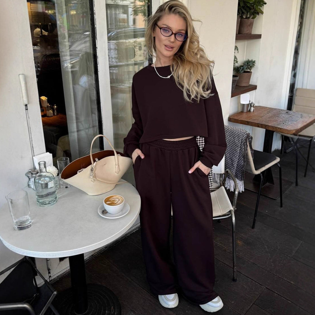 Women's Oversize Lounge Set with Short Sweatshirt and Loose Jogging Pants Mune Fashion