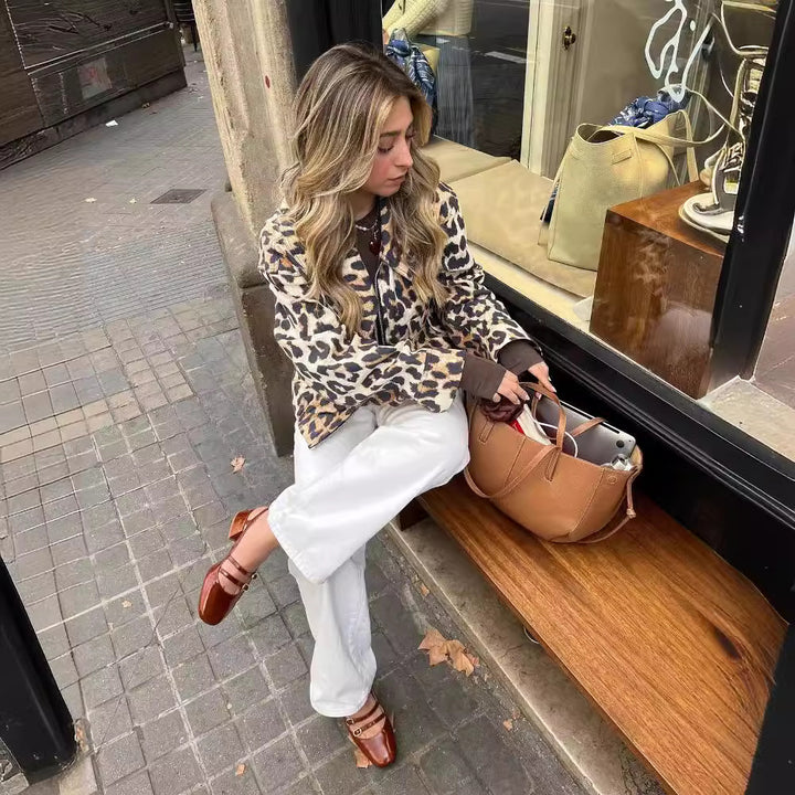 Women's Cropped Field Jacket in Leopard Pattern with Wide Lapels and Flap Pockets Mune Fashion