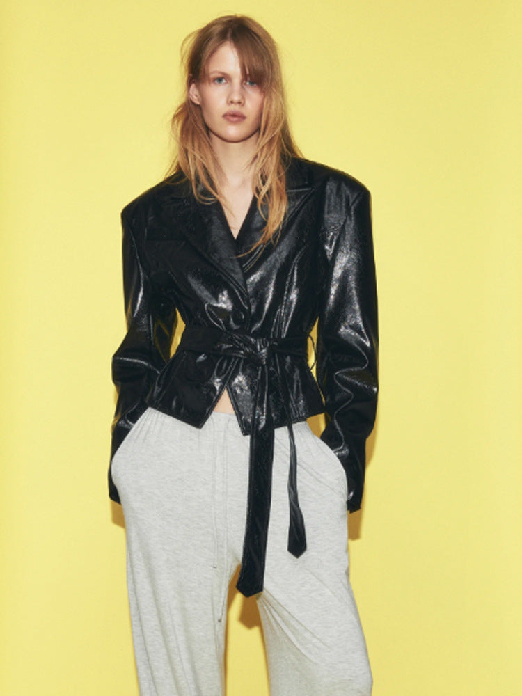 Women’s short blazer in patent leather look with waist belt and flowing lapel Mune Fashion