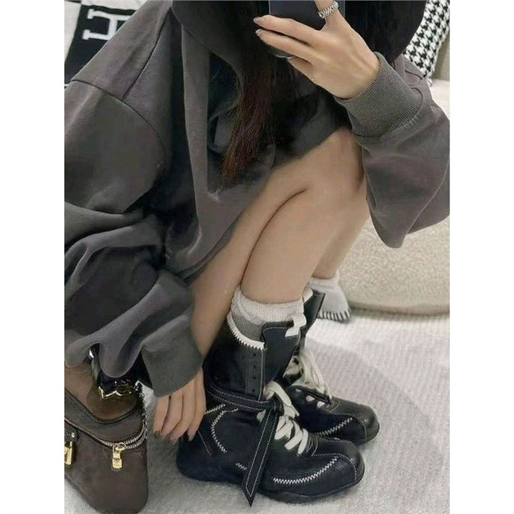 Ladies lace-up ankle boots with decorative contrasting stitching, strap closure and distinctive tread sole Mune Fashion