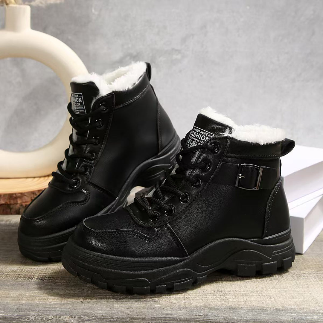 Ladies' padded platform lace-up ankle boots with decorative metal buckle and profiled rubber sole Mune Fashion