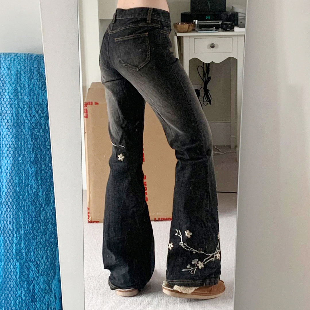 Ladies' tailored flared jeans with floral embroidery, stretch denim, and five-pocket cut Mune Fashion
