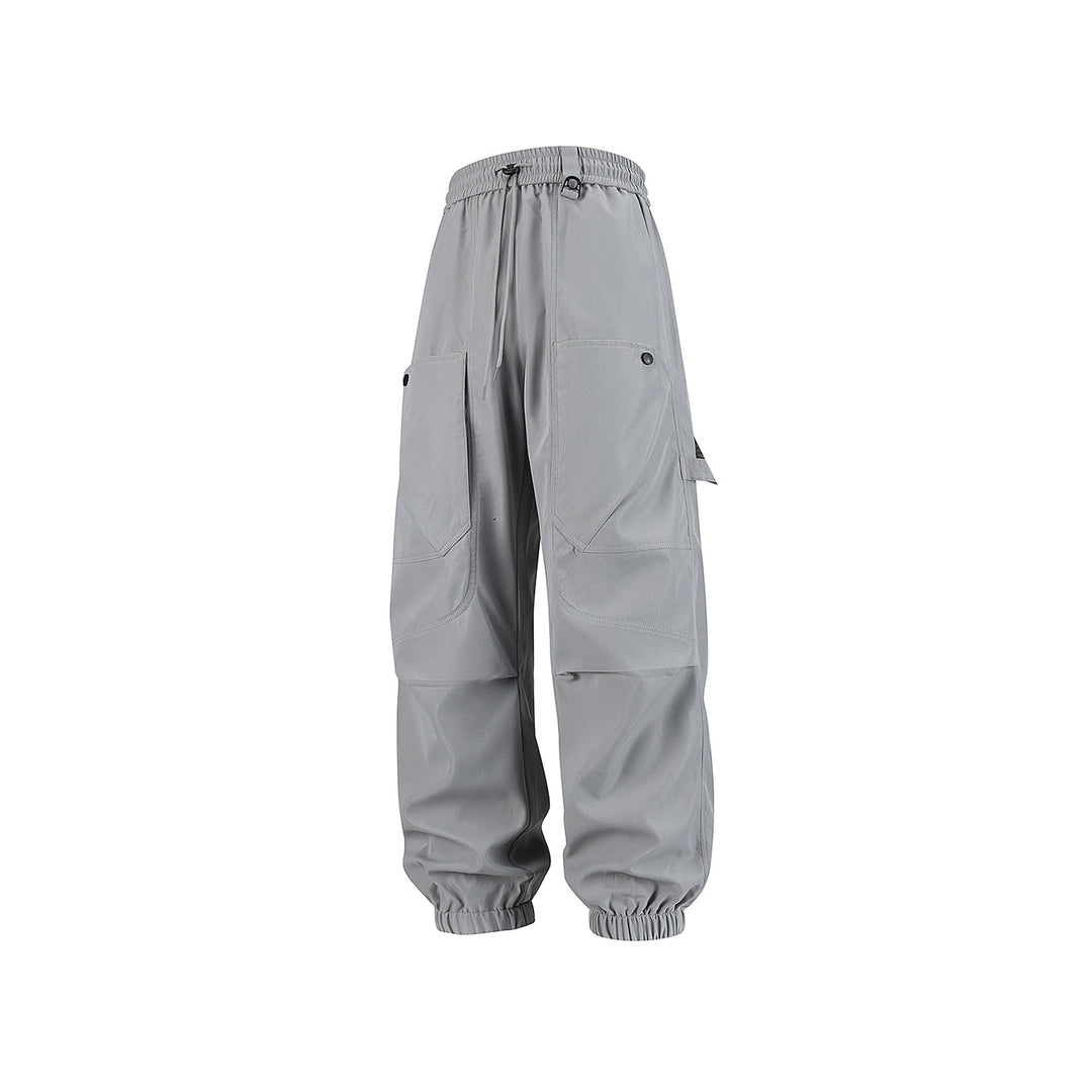 Men's utility cargo jogger pants with elastic waistband and oversized flap pockets