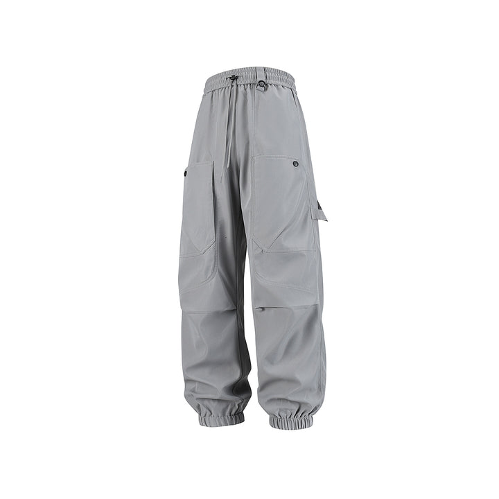 Men's utility cargo jogger pants with elastic waistband and oversized flap pockets