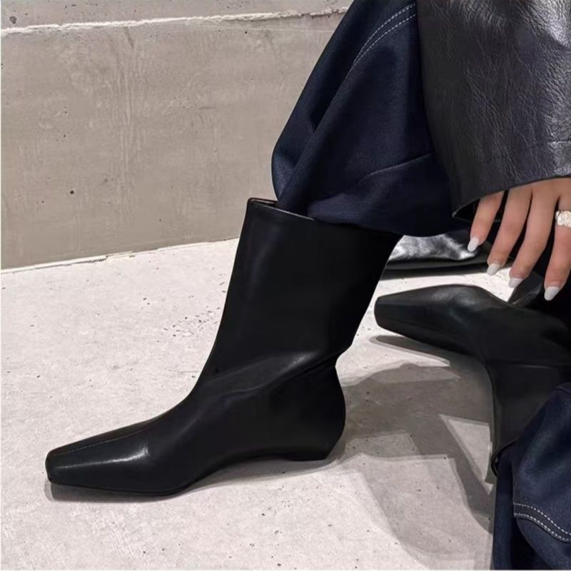 Women's knee-high boots with square toe shape and sleek shaft Mune Fashion