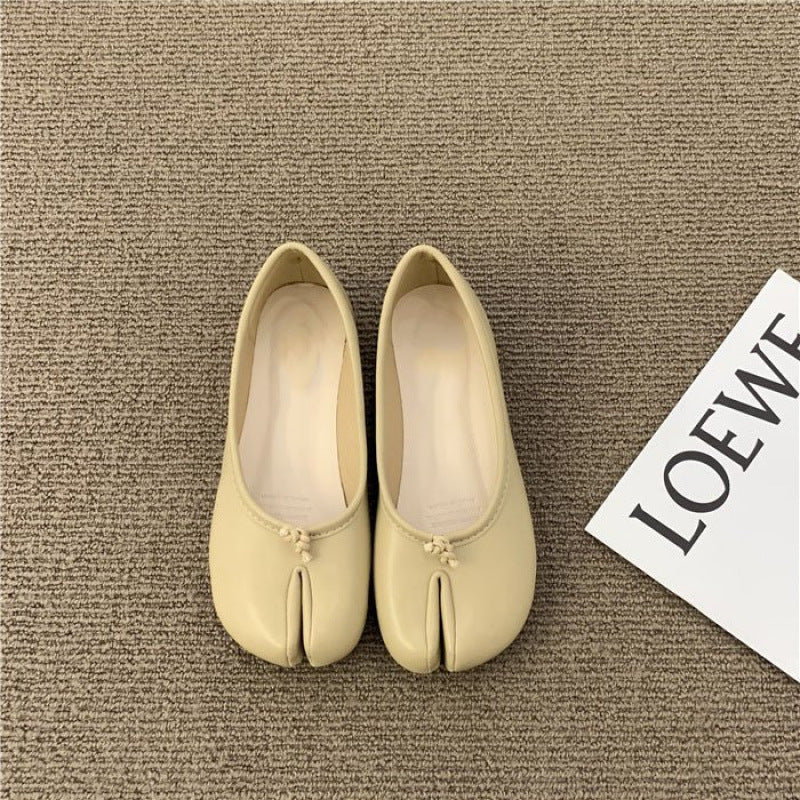 Ladies' ballerinas with elegant slit details and comfortable insole Mune Fashion