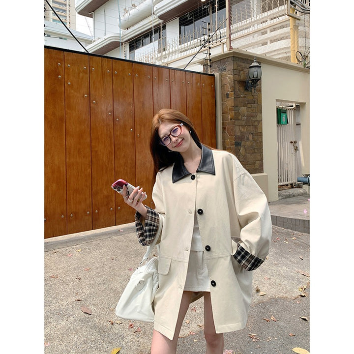 Women's short jacket in oversized trench style with contrast collar made of faux leather and checkered turn-up cuff Mune Fashion