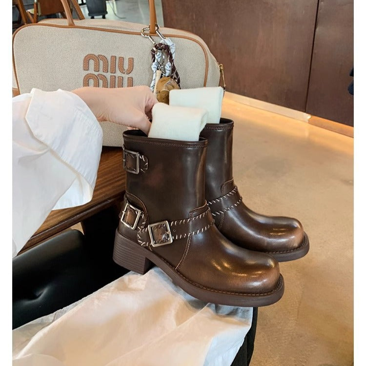 Women's biker ankle boots made of smooth leather with decorative stitching, double straps and durable tread sole Mune Fashion