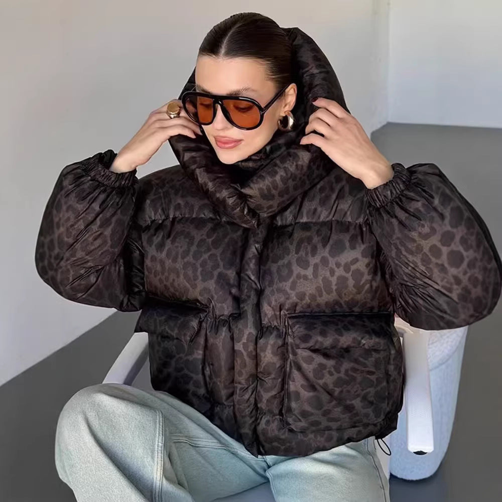 Women's short-cut quilted jacket with high hood collar, drawstring hem and leopard print Mune Fashion