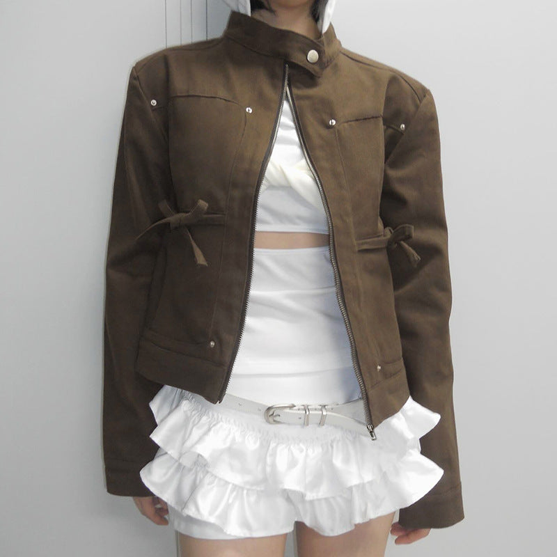 Women tailored short jacket with stand-up collar, epaulettes, waist belts and continuous zipper Mune Fashion