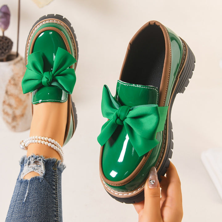 Women's patent leather loafers with large decorative bow and profiled rubber sole Mune Fashion