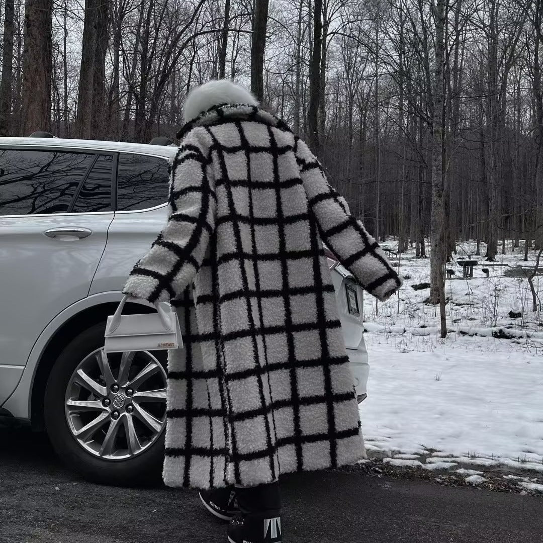 Women's longer teddy coat in check pattern with shawl collar and flap pockets Mune Fashion