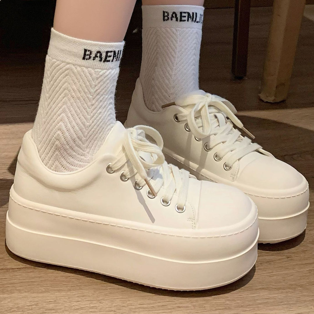 Women's Retro Platform Sneaker with Two-Tone Leather Look and Extra High Rubber Platform Mune Fashion