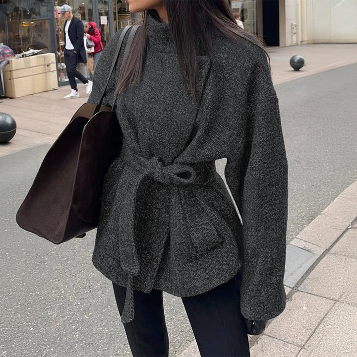 Women's tailoredshort coat with belt, wide lapel collar and dropped sleeves Mune Fashion