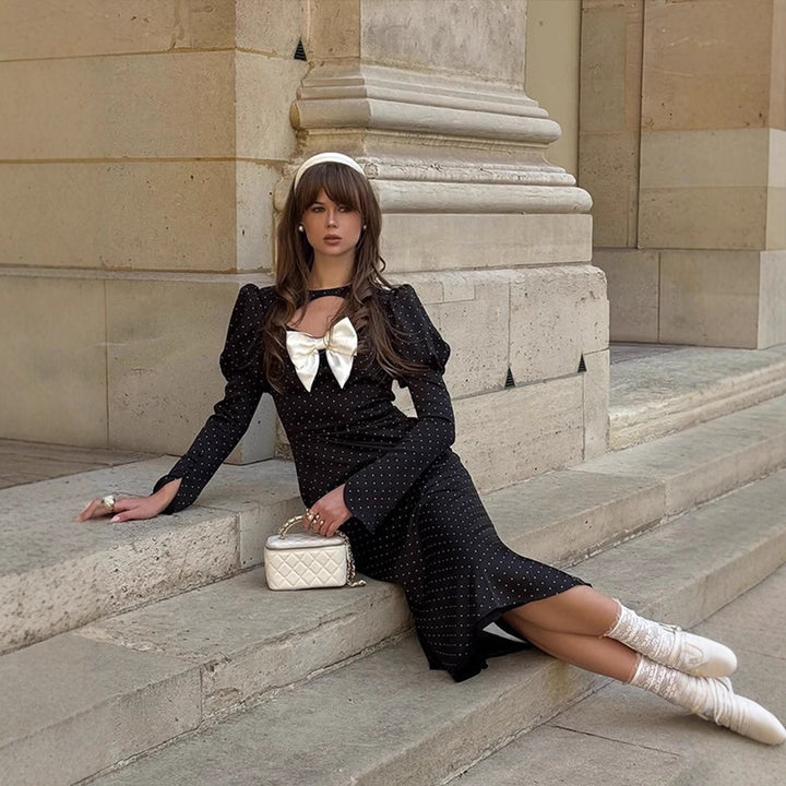 Women's midi dress with puff sleeves, heart-shaped neckline and decorative bow appliqué Mune Fashion