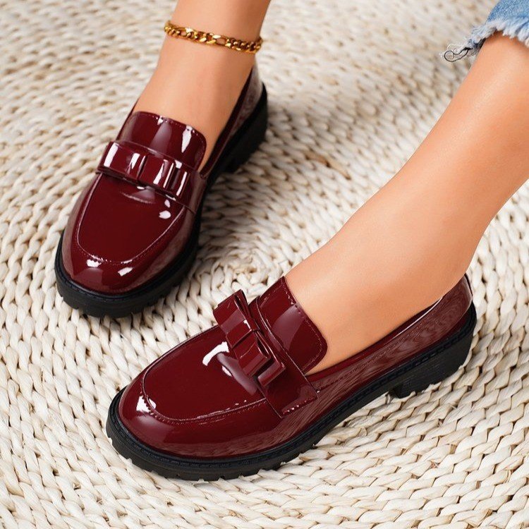 Ladies' patent loafers with profiled rubber sole, decorative strap bow and padded comfort insole Mune Fashion