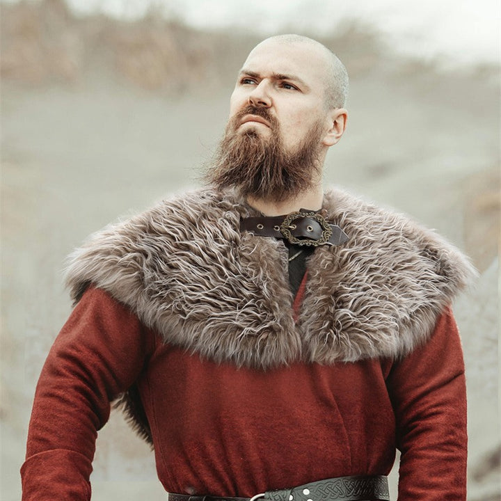 Men's Short Faux Fur Shoulder Cape in Medieval Style with Decorative Closure Mune Fashion
