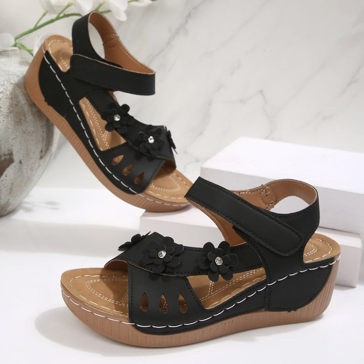 Damen Komfort-Wedgesandalen mit verstellbarem Klettverschluss und Blütenapplikation Mune Fashion