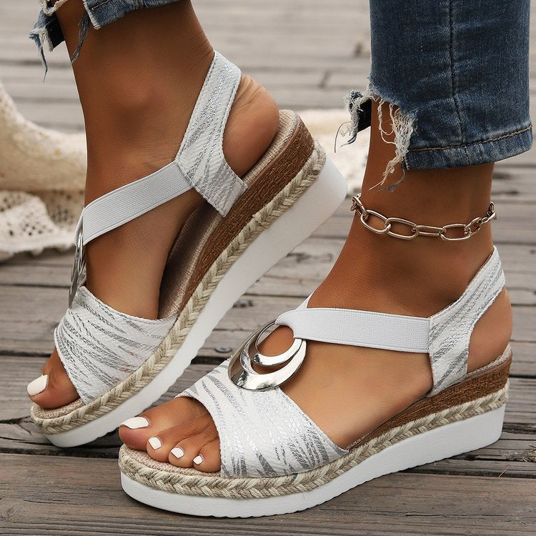 Damen Keil-Sandalen mit Metallic-Optik, dekorativem Ring und Elastik-Fersenriemen Mune Fashion