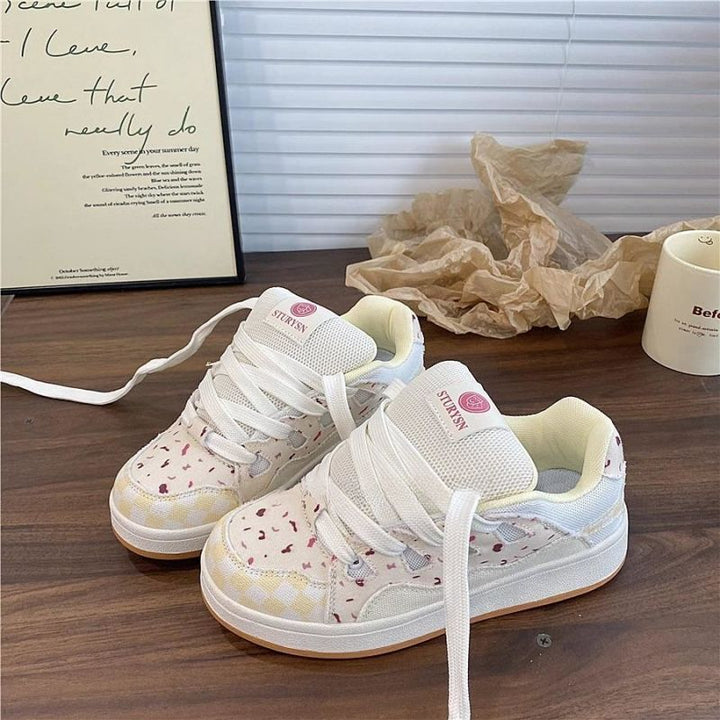 Women's sporty sneakers with playful design and comfortable plastic upper material Mune Fashion
