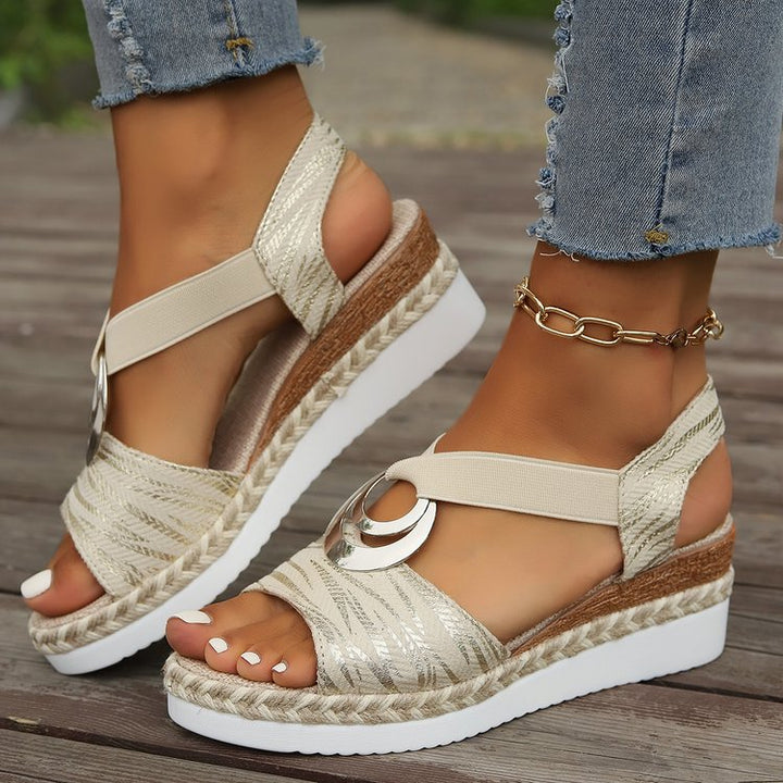 Damen Keil-Sandalen mit Metallic-Optik, dekorativem Ring und Elastik-Fersenriemen Mune Fashion