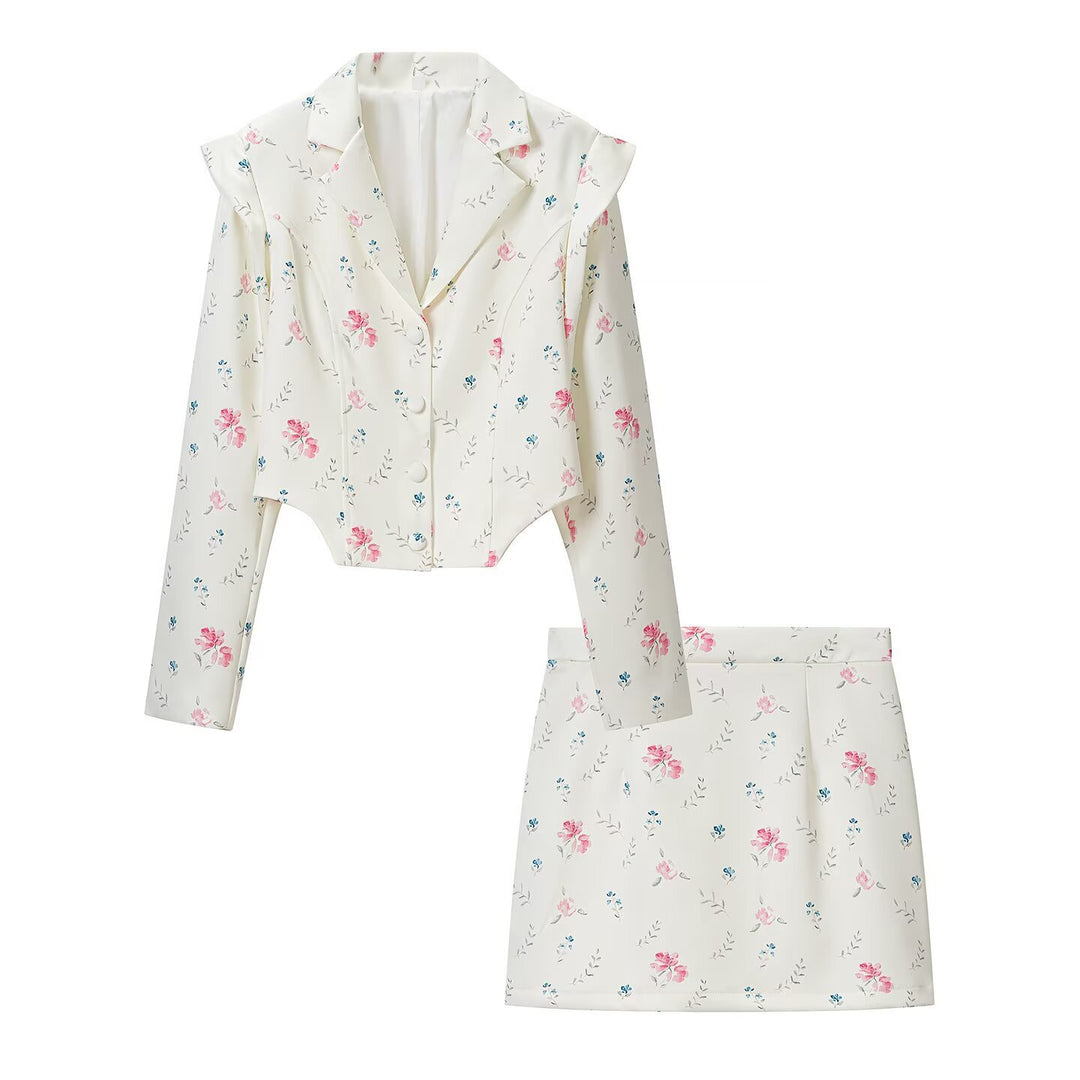 Women short blazer with floral all-over print, tailored silhouette and decorative shoulder details Mune Fashion