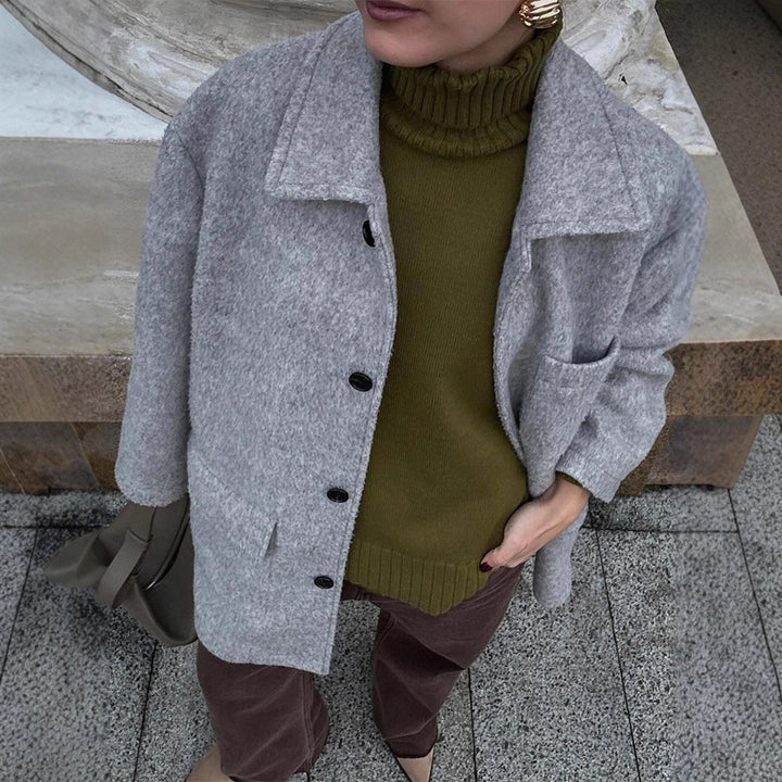 Women’s wool blend coat in boxy style with shirt collar, applied flap pockets, and button closure Mune Fashion