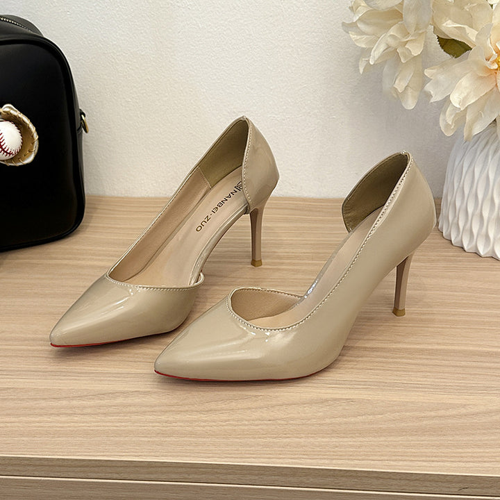 Ladies patent pumps with deeply cut side line, pointed toe shape and high stiletto heel