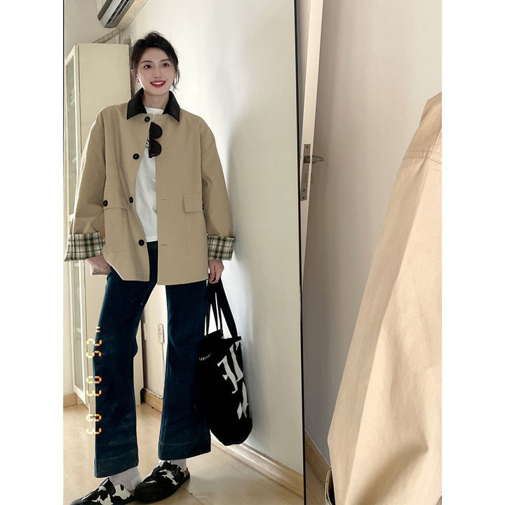 Women's short trench coat in oversized cut with contrast collar and checked cuff Mune Fashion