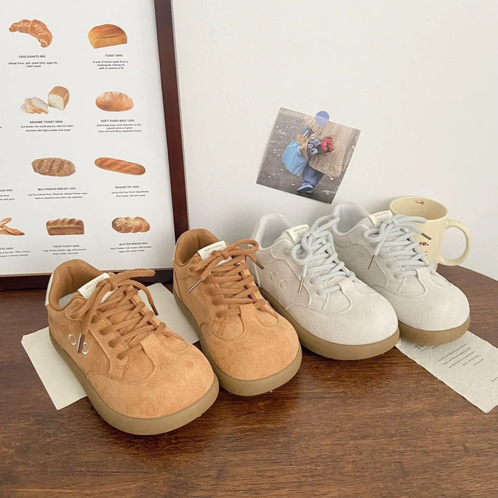 Women’s sneaker with thick, flexible sole and breathable upper material Mune Fashion