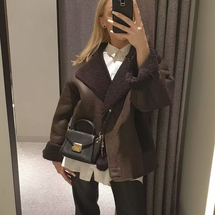Women's short lambskin imitation coat with oversized shawl collar, padded teddy lining, and patch pockets Mune Fashion