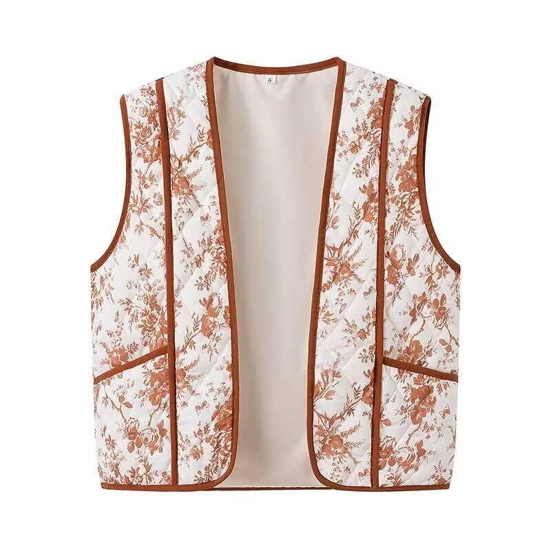 Women's light quilted V-neck vest with floral all-over print, contrasting piping and practical front pockets Mune Fashion