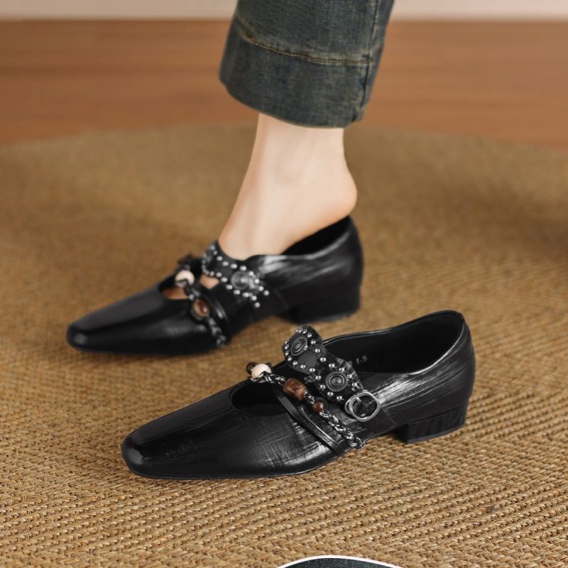 Ladies elegant square mules with low block heel, decorative strap and pearl application Mune Fashion