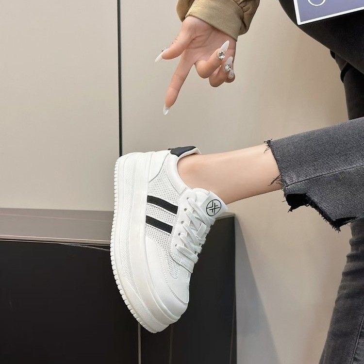 Women's sporty sneakers with breathable mesh upper and comfortable cushioning Mune Fashion