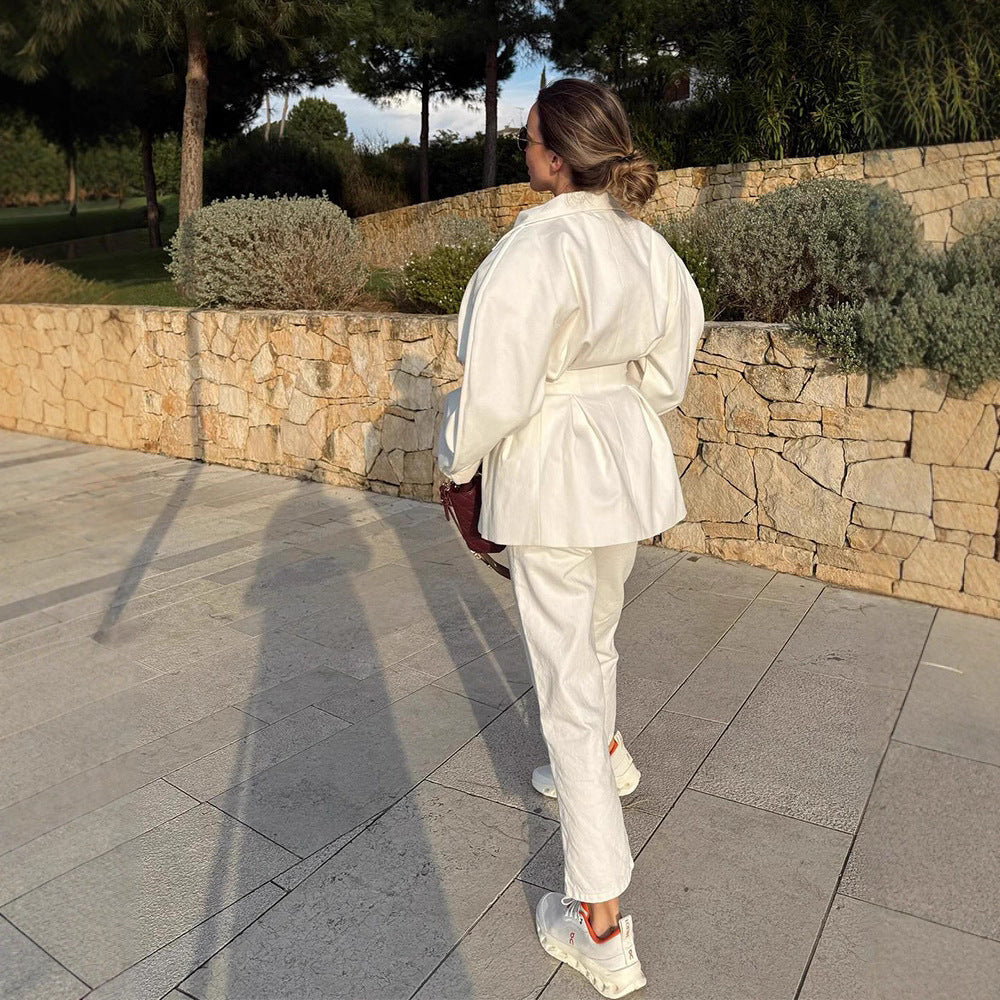 Women's Tailored Oversized Blazer with Emphasized Shoulder Area and Pleats Down