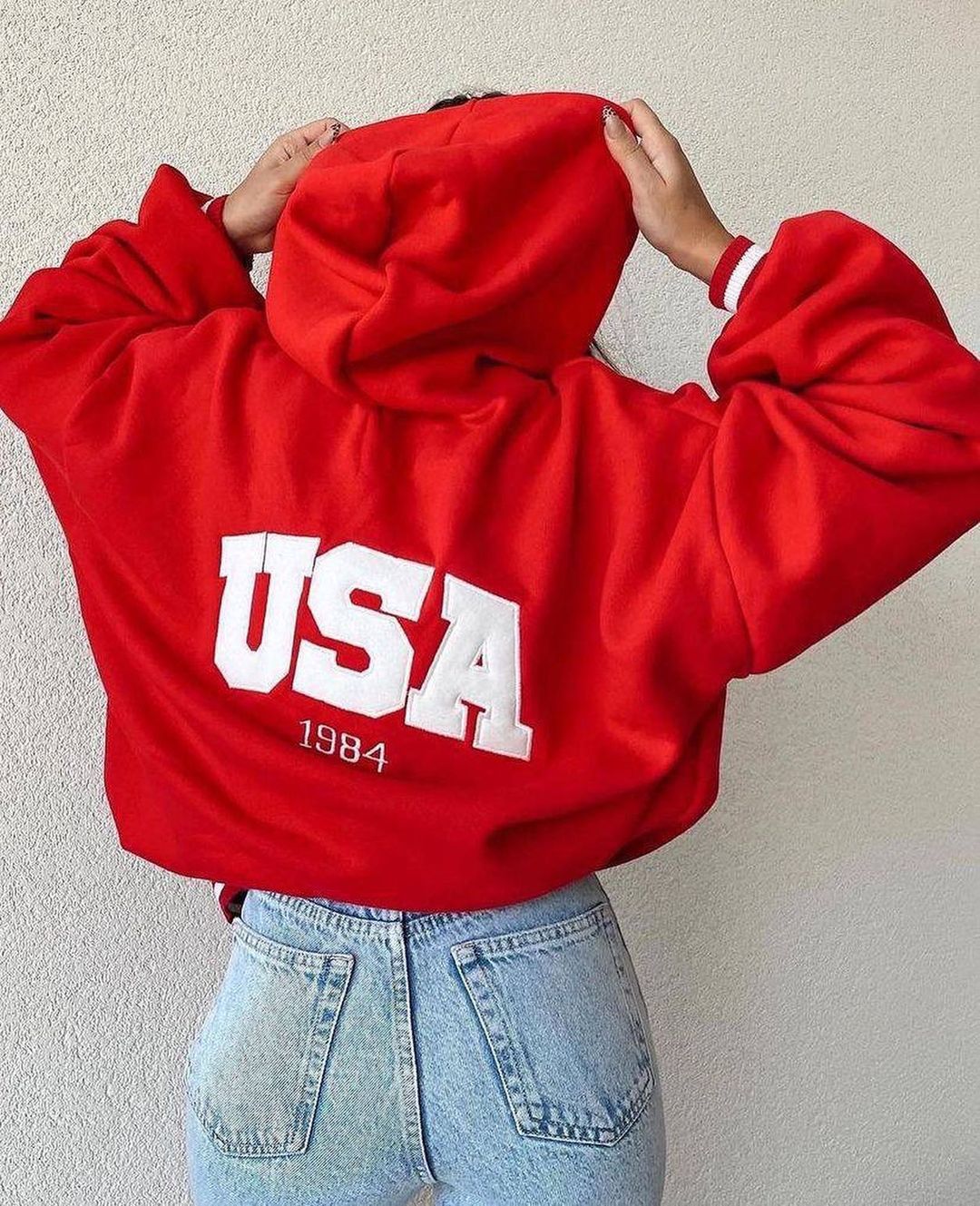 Women's Short Cut Oversized Hoodie with Sewn-On College Application and Ribbed Cuffs Mune Fashion