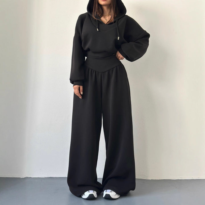 Women nan luxurious leisure set hoodie with V-neck detail and high-waisted culotte Mune Fashion