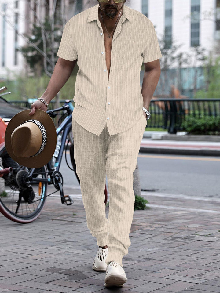 Men's short-sleeve structured relax set made of fine ribbed knit with open shirt collar and tapered chino pants Mune Fashion