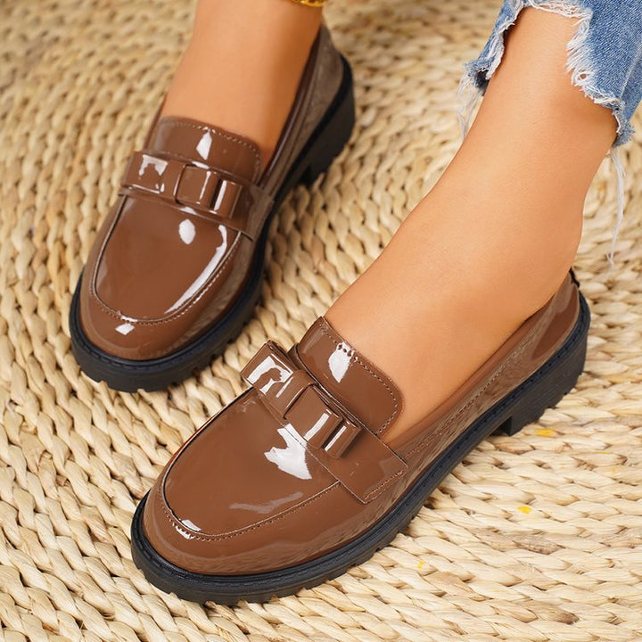 Damen Lack-Loafer mit dekorativem Riemchen und profilierter Gummisohle Mune Fashion
