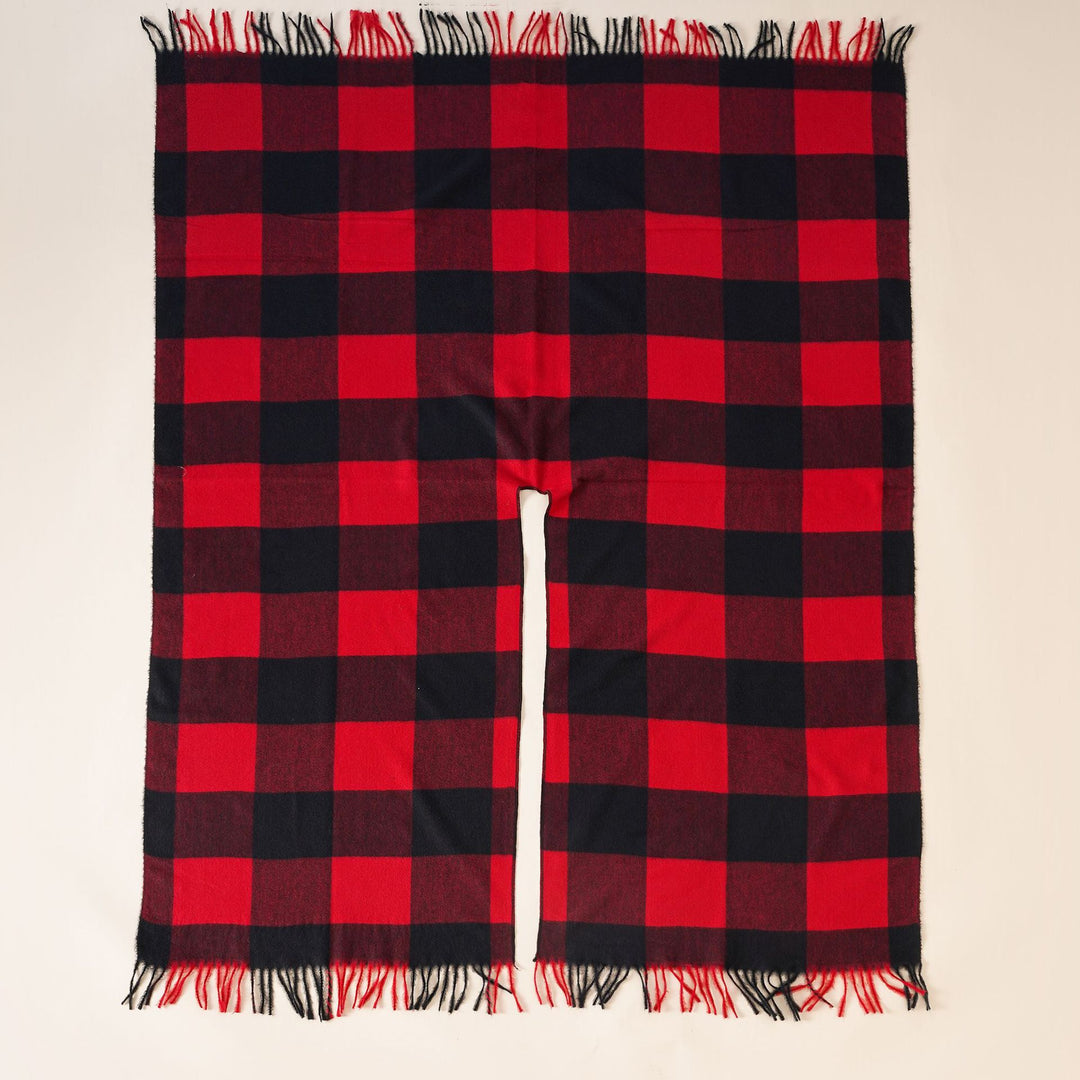 Women's Rectangle Poncho in Ruana Style made of Wool Blend with Large Checks and Fringed Hem Mune Fashion