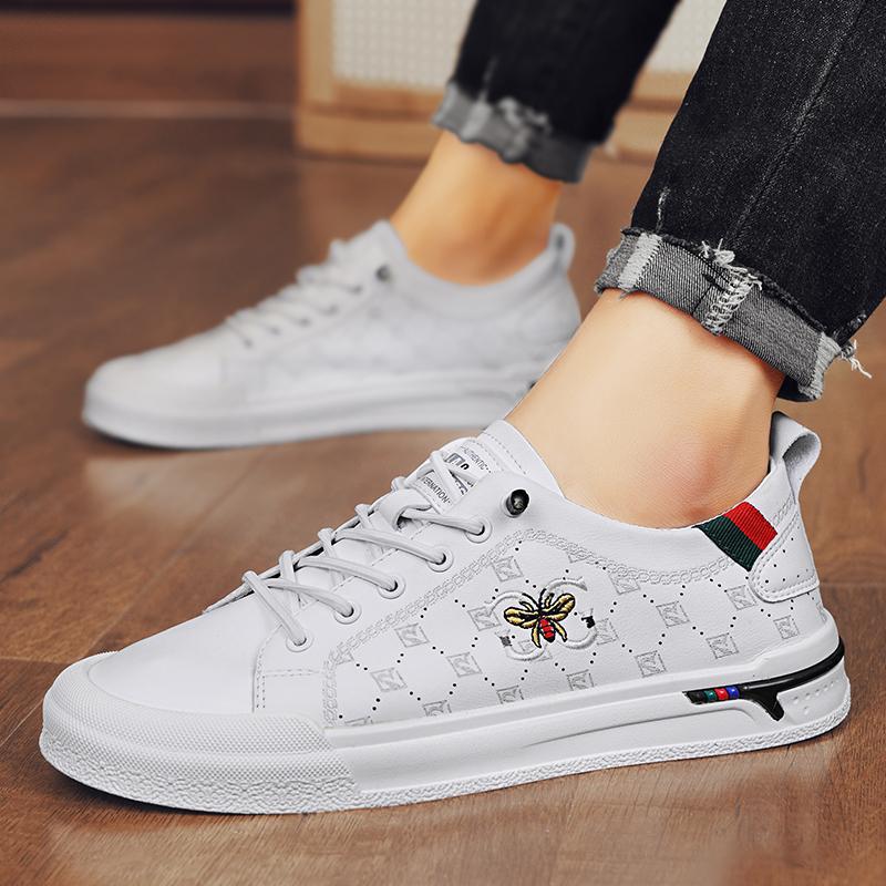 Men's Elegant Low-Top Sneaker made of synthetic leather with embroidered bee application Mune Fashion