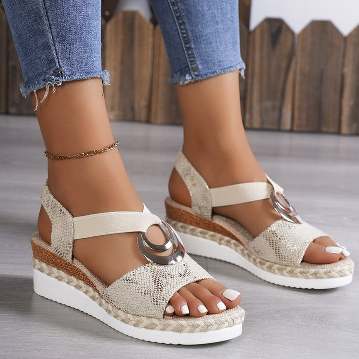 Damen Keil-Sandalen mit Bast-Plateau, elastischem Riemen und Zier-Öse Mune Fashion