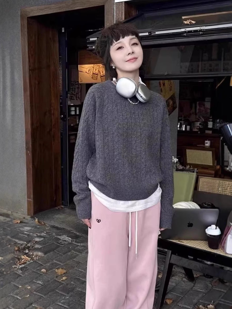 Women's cable knit pullover made of cotton blend with a casual oversized silhouette