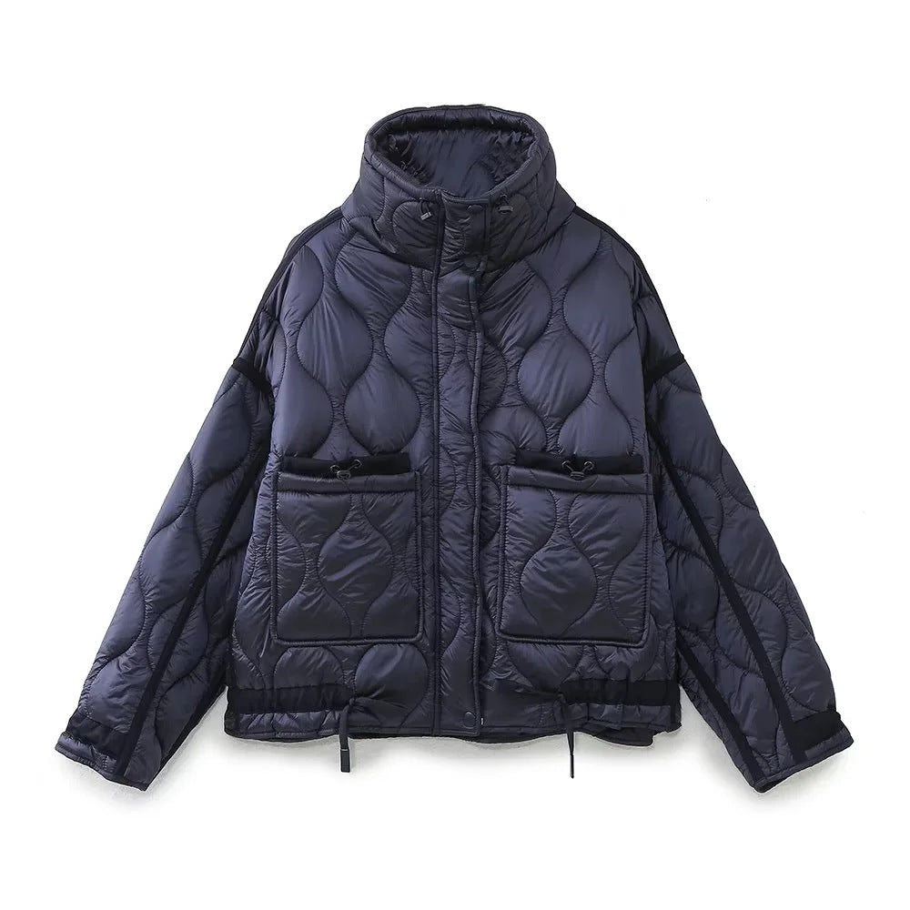 Women's quilted short jacket with high stand-up collar, drawstring hem and large patch pockets Mune Fashion