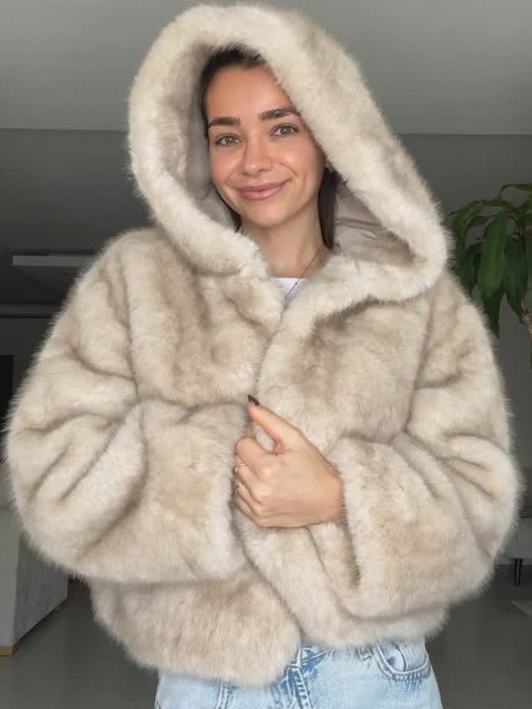 Women's hooded short jacket made of faux fur with boxy silhouette and warm padding Mune Fashion