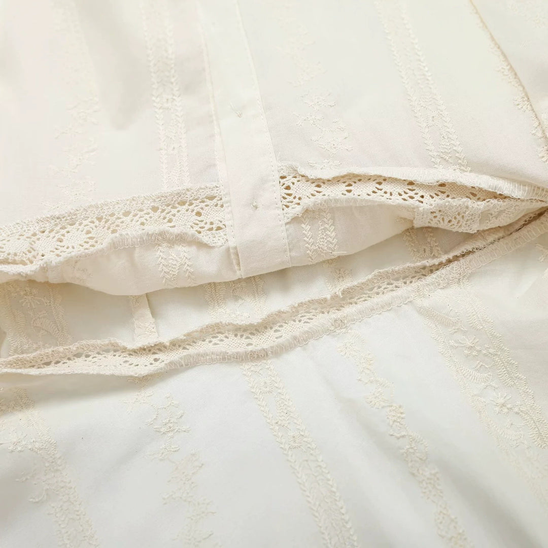 Women's Romantic Lace Blouse with Crochet Borders and Figure-Hugging Waist Seam Mune Fashion
